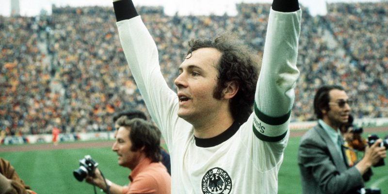 Tên tuổi của Beckenbauer được gắn liền với vị trí hậu vệ quét - Libero