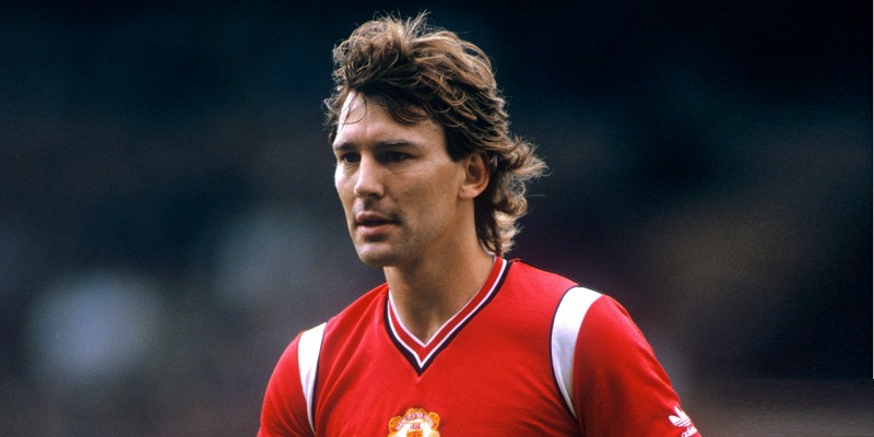 Bryan Robson lập kỷ lục mang băng đội trưởng MU dài nhất