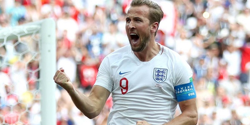 Harry Kane hiện vẫn đang mang băng đội trưởng tuyển Anh