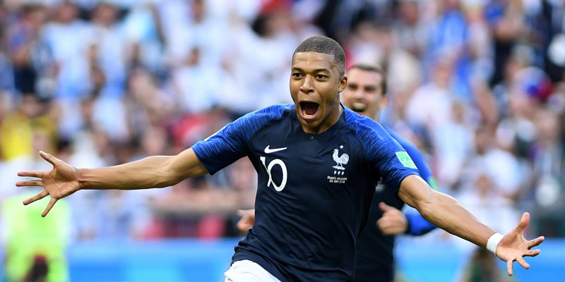 Mbappe nổi bật khi mặc áo số 10 tại Les Bleus